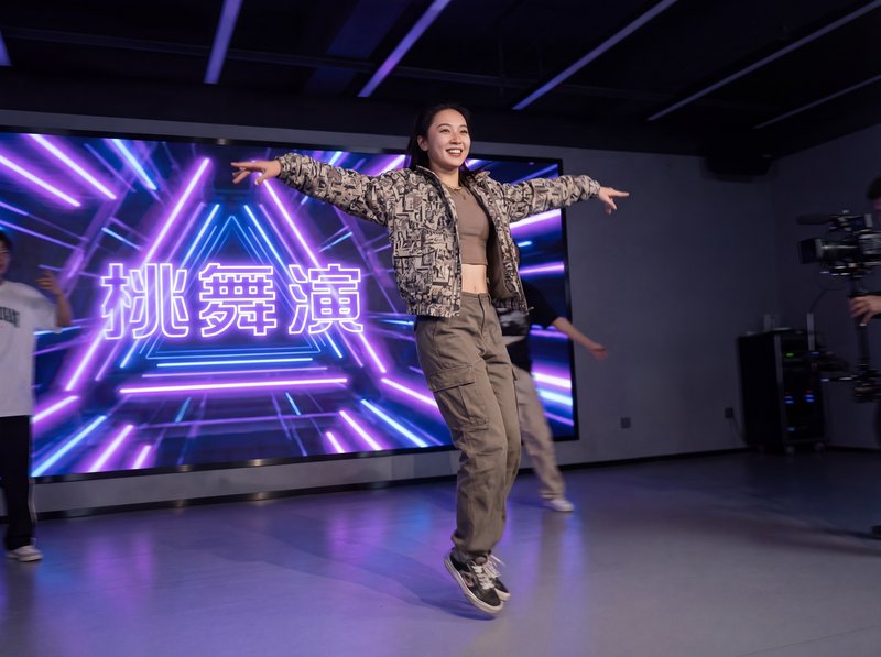 户外露出舞蹈短视频